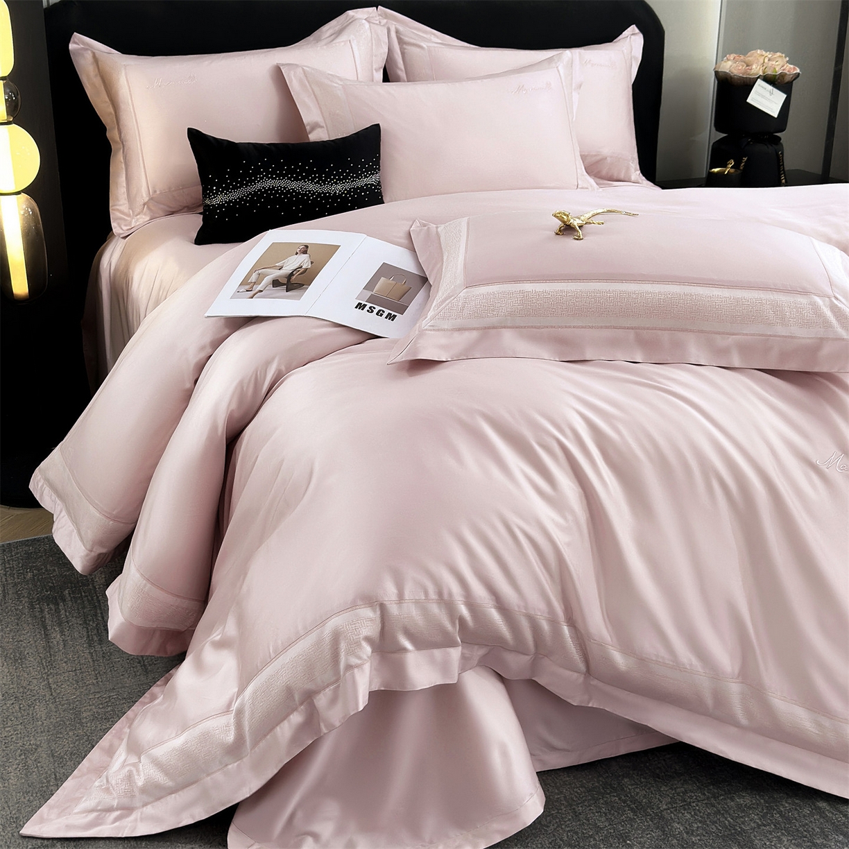 91家纺网 家纺一手货源 找家纺 岚司羽 2026春夏新款天丝棉银丝提花绣花四件套臻雅系列 臻雅--樱花粉