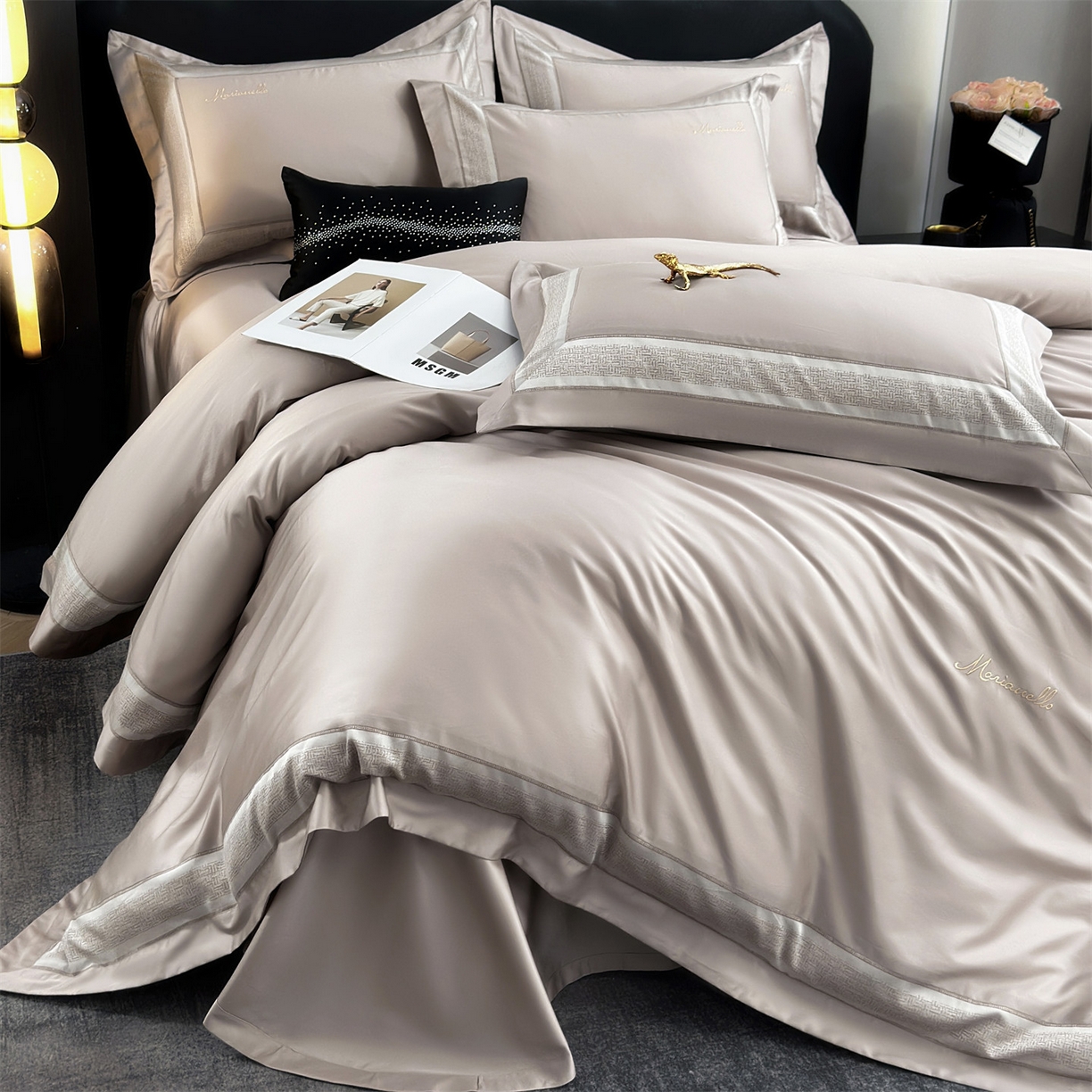 91家纺网 家纺一手货源 找家纺 岚司羽 2026春夏新款天丝棉银丝提花绣花四件套臻雅系列 臻雅--浅焦糖