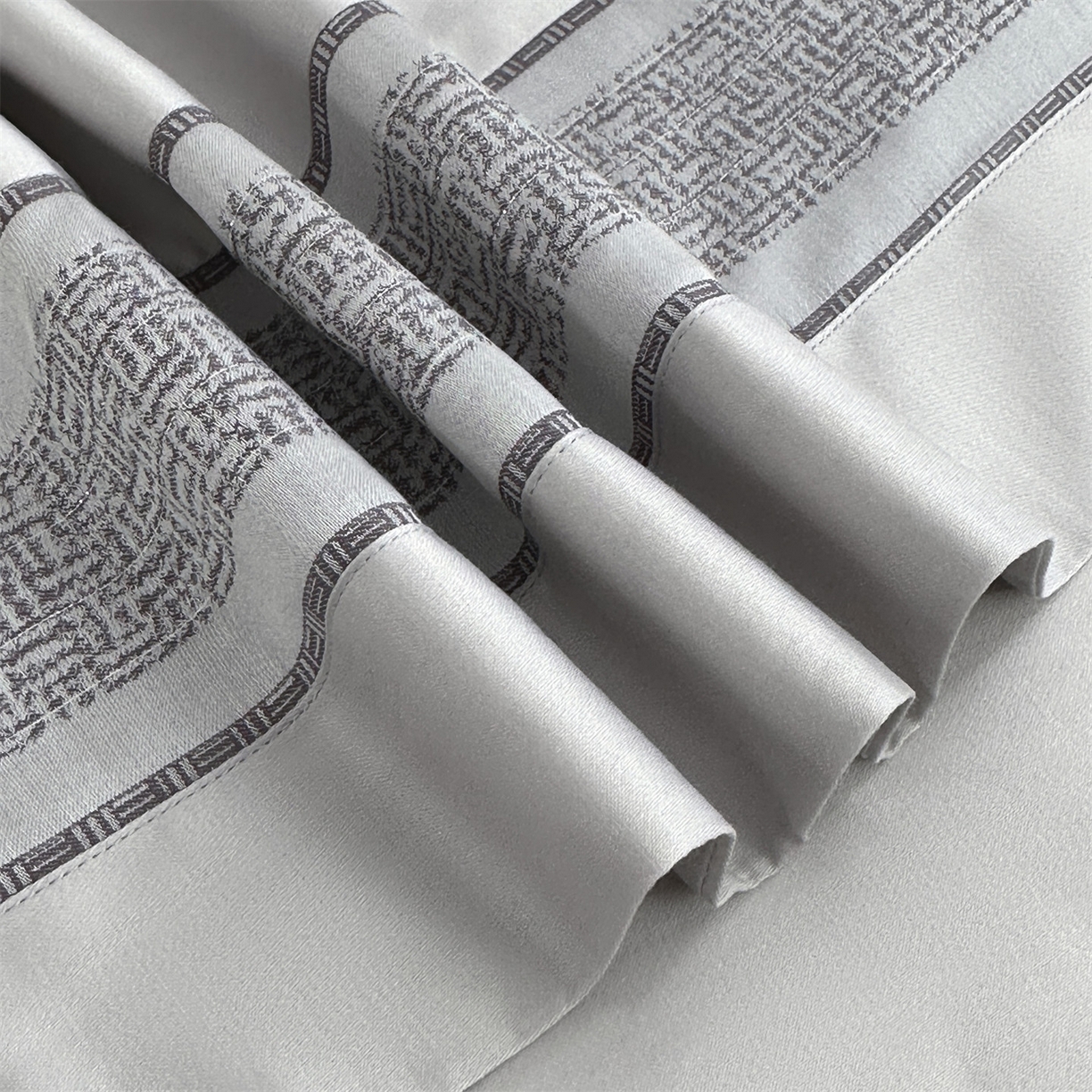 91家纺网 家纺一手货源 找家纺 岚司羽 2026春夏新款天丝棉银丝提花绣花四件套臻雅系列 臻雅 --深雅灰