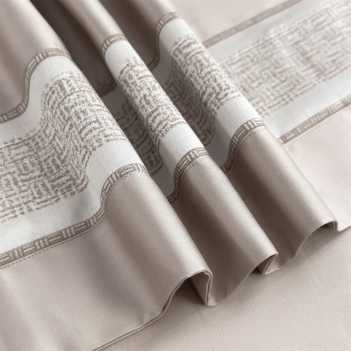 91家纺网 家纺一手货源 找家纺 岚司羽 2026春夏新款天丝棉银丝提花绣花四件套臻雅系列 臻雅--浅焦糖