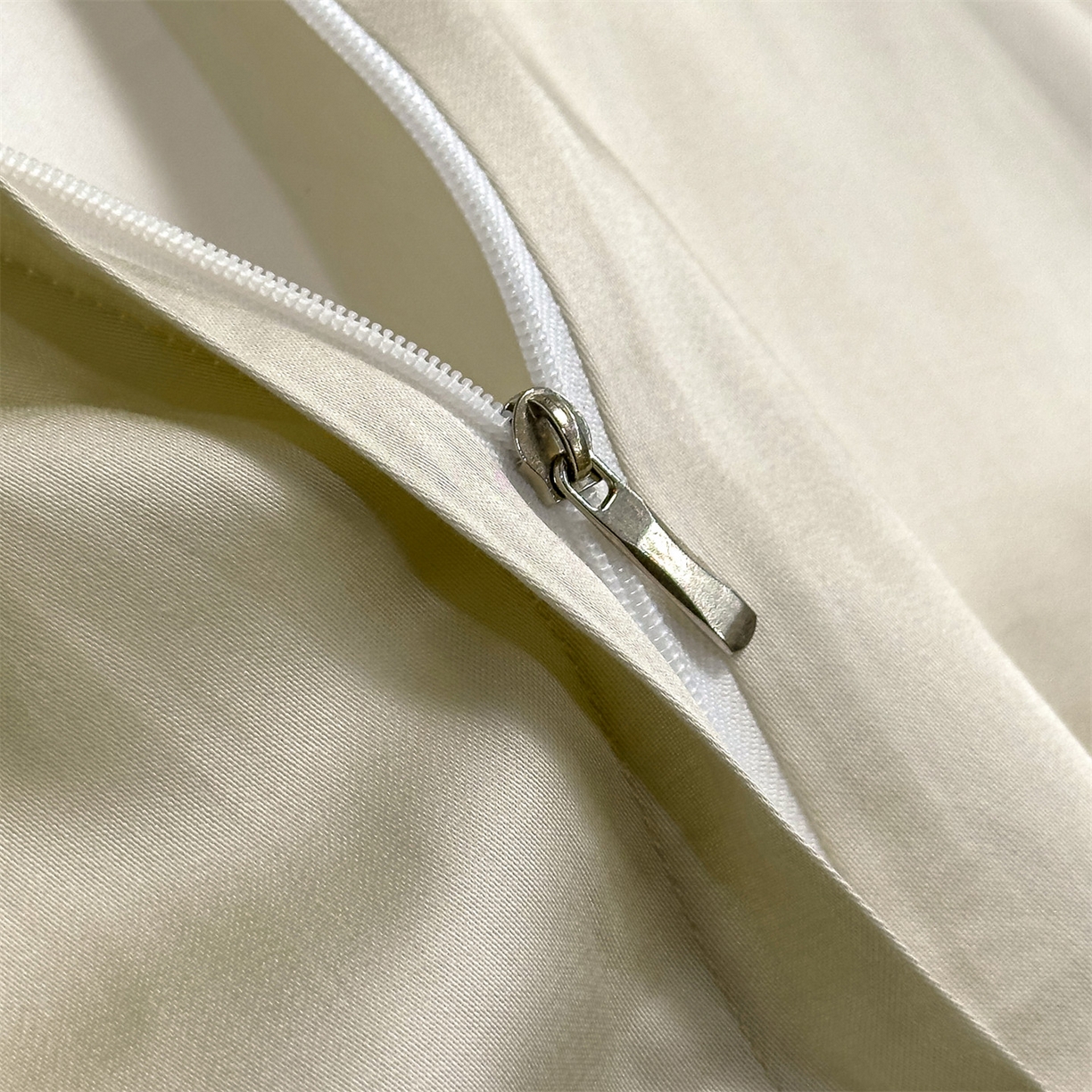 91家纺网 家纺一手货源 找家纺 岚司羽 2026春夏新款天丝棉大版数码印花四件套 花庭梦境