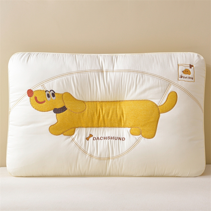 91家纺网 家纺一手货源 找家纺 （总）小桃姐家纺 2025新款贴布绣腊肠狗定型枕卡通儿童枕学生枕芯可爱颈椎枕枕芯