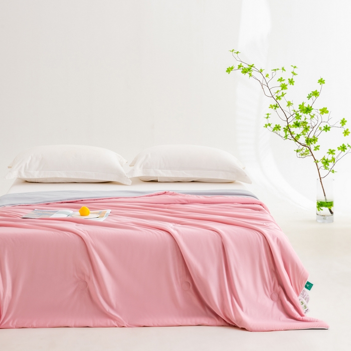 91家纺网 家纺一手货源 找家纺 迪梵家纺 2026新款A类云母凉感丝冰淇淋夏被天丝凉感夏被夏凉被空调被 冰梅粉+灰