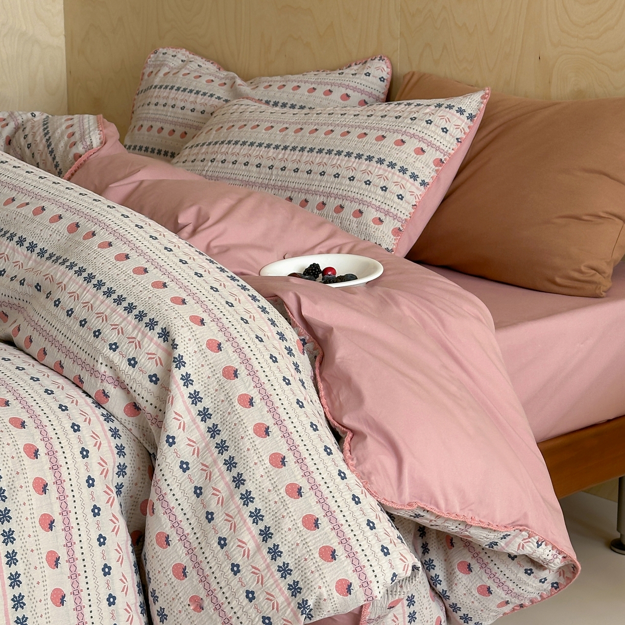 91家纺网 家纺一手货源 找家纺 觅糖家纺 2026觅糖新品色织提花三角针费尔岛5色 费尔岛草莓