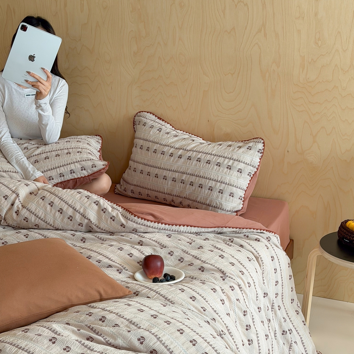 91家纺网 家纺一手货源 找家纺 觅糖家纺 2026觅糖新品色织提花三角针费尔岛5色 复古樱桃