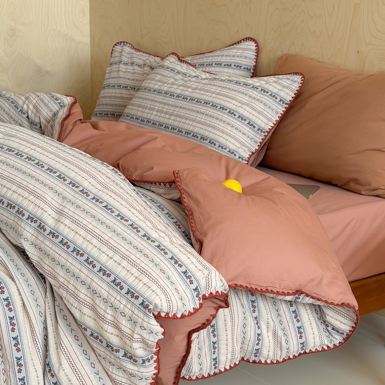 91家纺网 家纺一手货源 找家纺 觅糖家纺 2026觅糖新品色织提花三角针费尔岛5色 花间颂