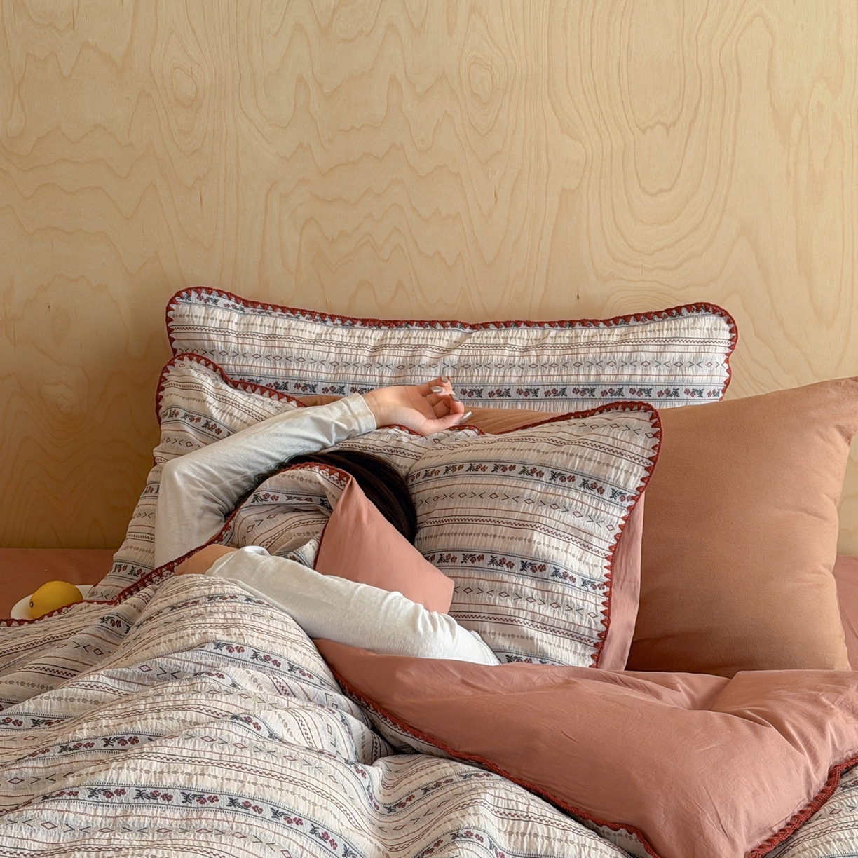 91家纺网 家纺一手货源 找家纺 觅糖家纺 2026觅糖新品色织提花三角针费尔岛5色 花间颂