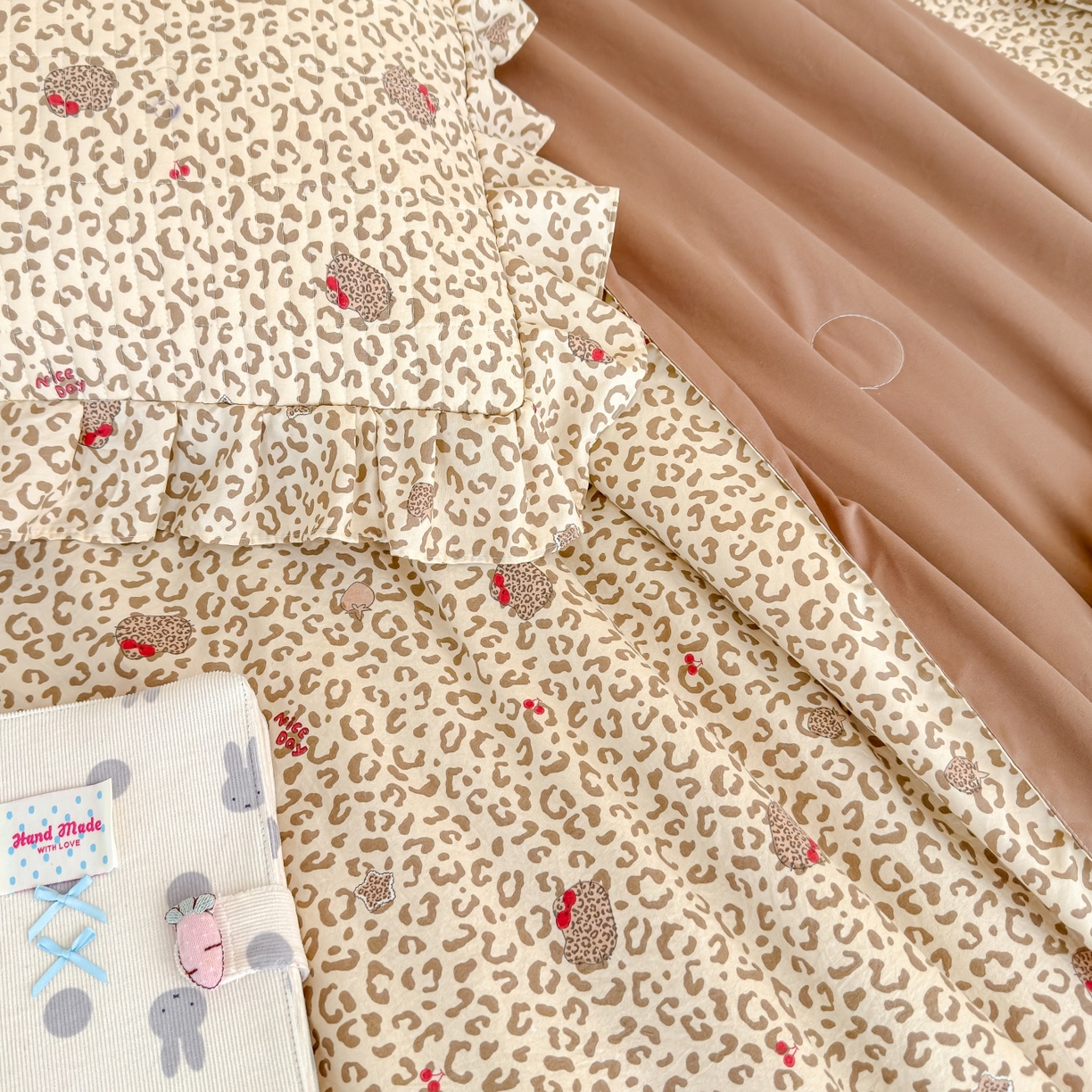 91家纺网 家纺一手货源 找家纺 归属 2026春夏新款古法仿棉床盖夏被四件套夏凉被空调被系列 奶酷豹纹