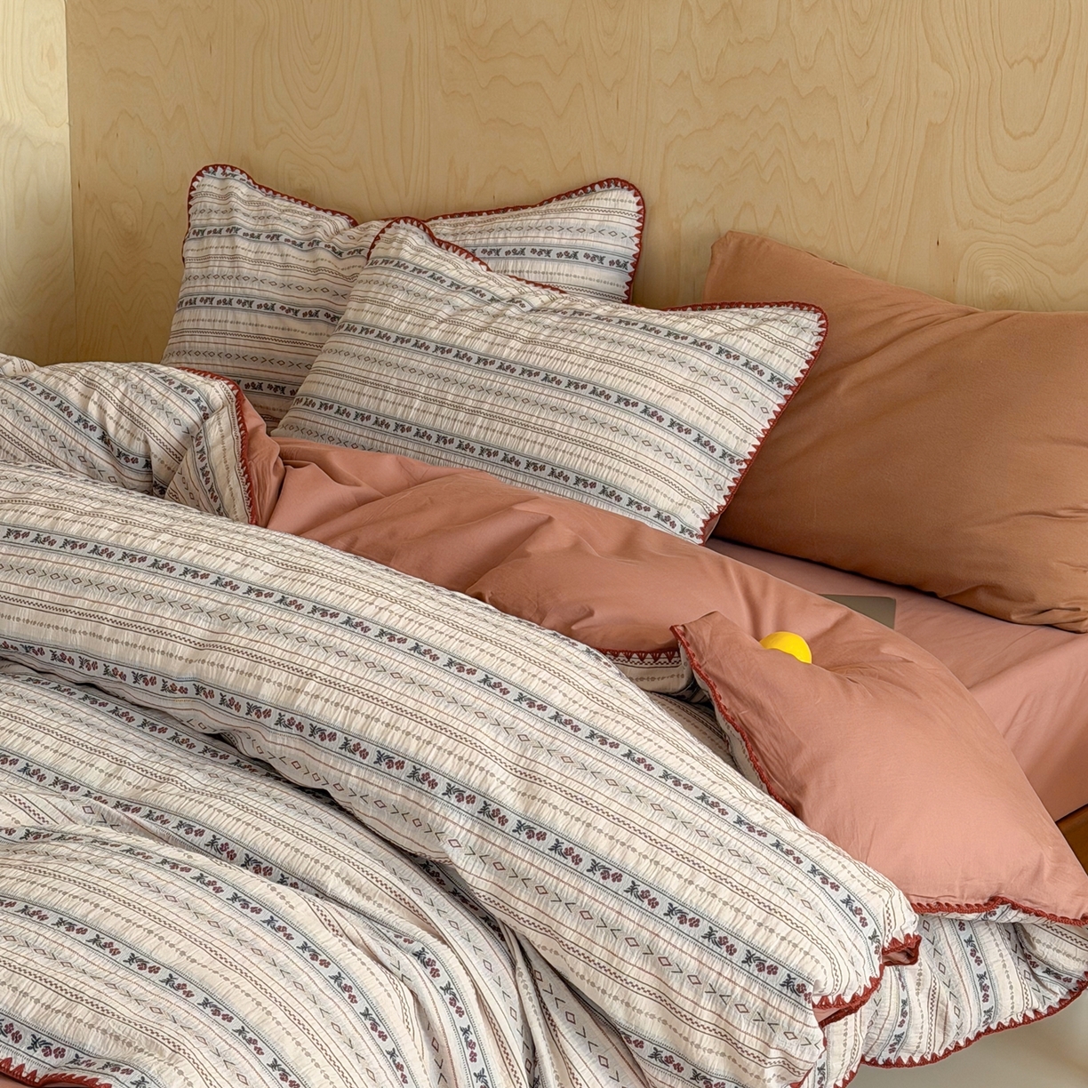 91家纺网 家纺一手货源 找家纺 觅糖家纺 2026觅糖新品色织提花三角针费尔岛5色 花间颂