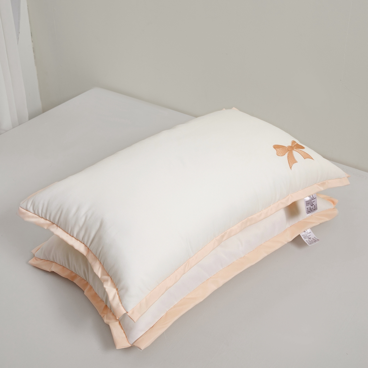 91家纺网 家纺一手货源 找家纺 小桃姐家纺 2025新款夏季凉感天丝蝴蝶结枕头枕芯少女心可爱刺绣枕芯 天丝刺绣蝴蝶结枕-粉色