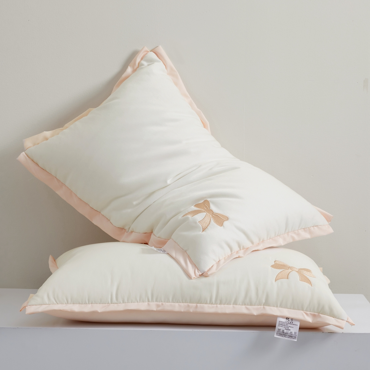 91家纺网 家纺一手货源 找家纺 小桃姐家纺 2025新款夏季凉感天丝蝴蝶结枕头枕芯少女心可爱刺绣枕芯 天丝刺绣蝴蝶结枕-粉色