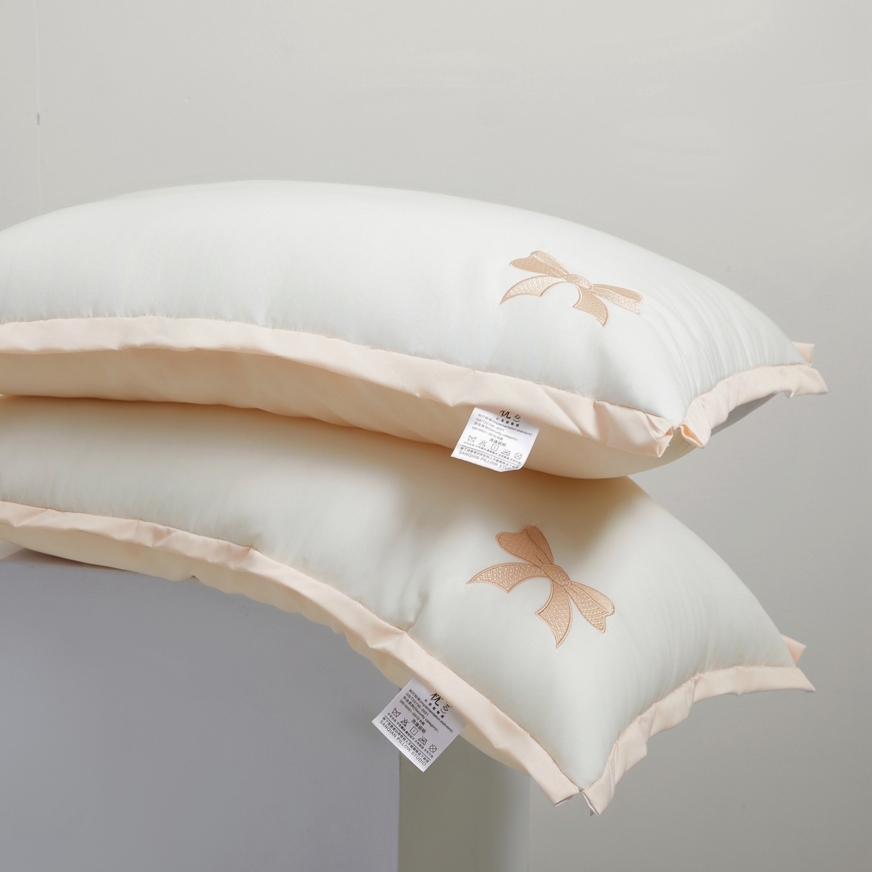 91家纺网 家纺一手货源 找家纺 小桃姐家纺 2025新款夏季凉感天丝蝴蝶结枕头枕芯少女心可爱刺绣枕芯 天丝刺绣蝴蝶结枕-粉色