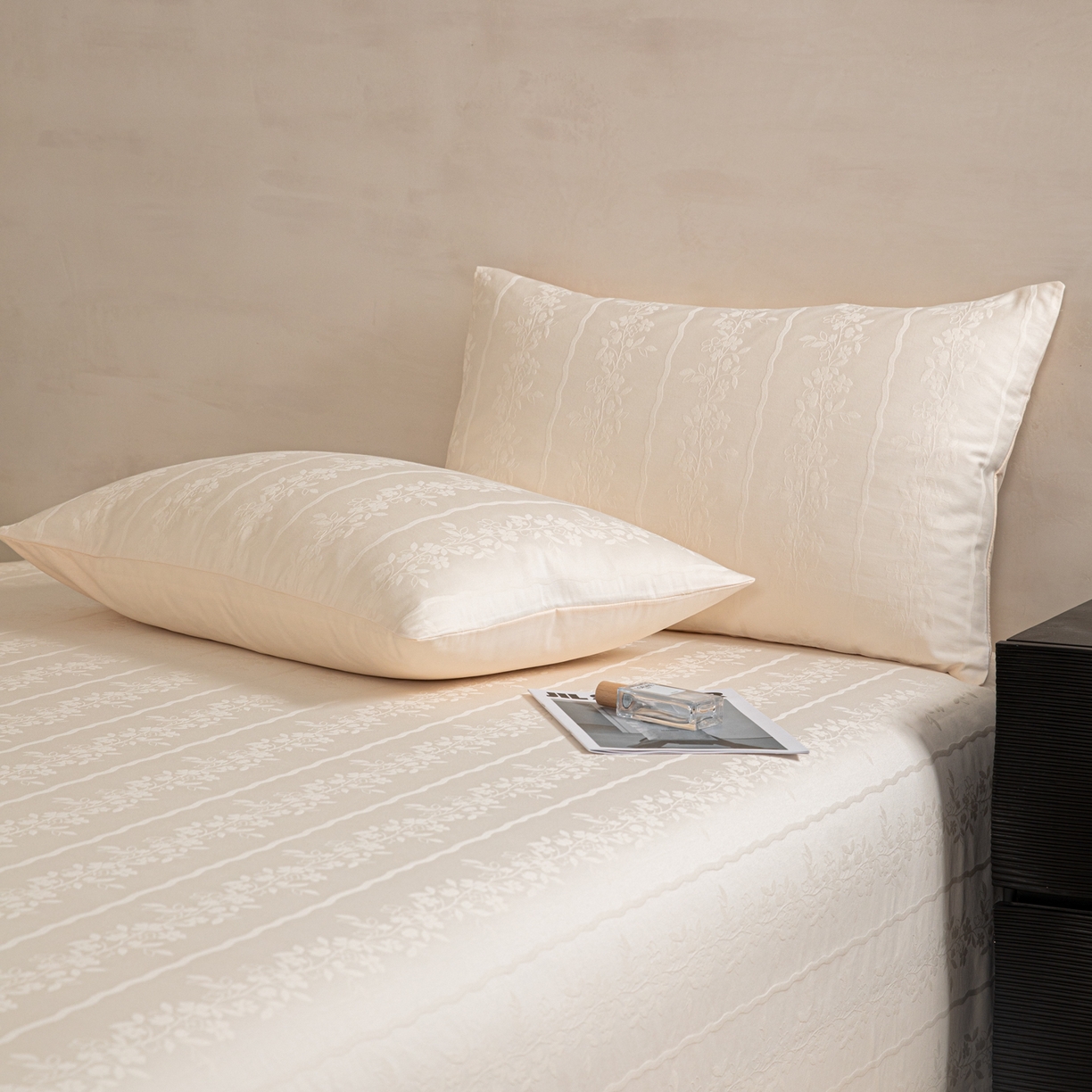 91家纺网 家纺一手货源 找家纺 眠博士 2026新款60水洗立体提花单枕套 枕套单件 枕套-花间梦-奶白