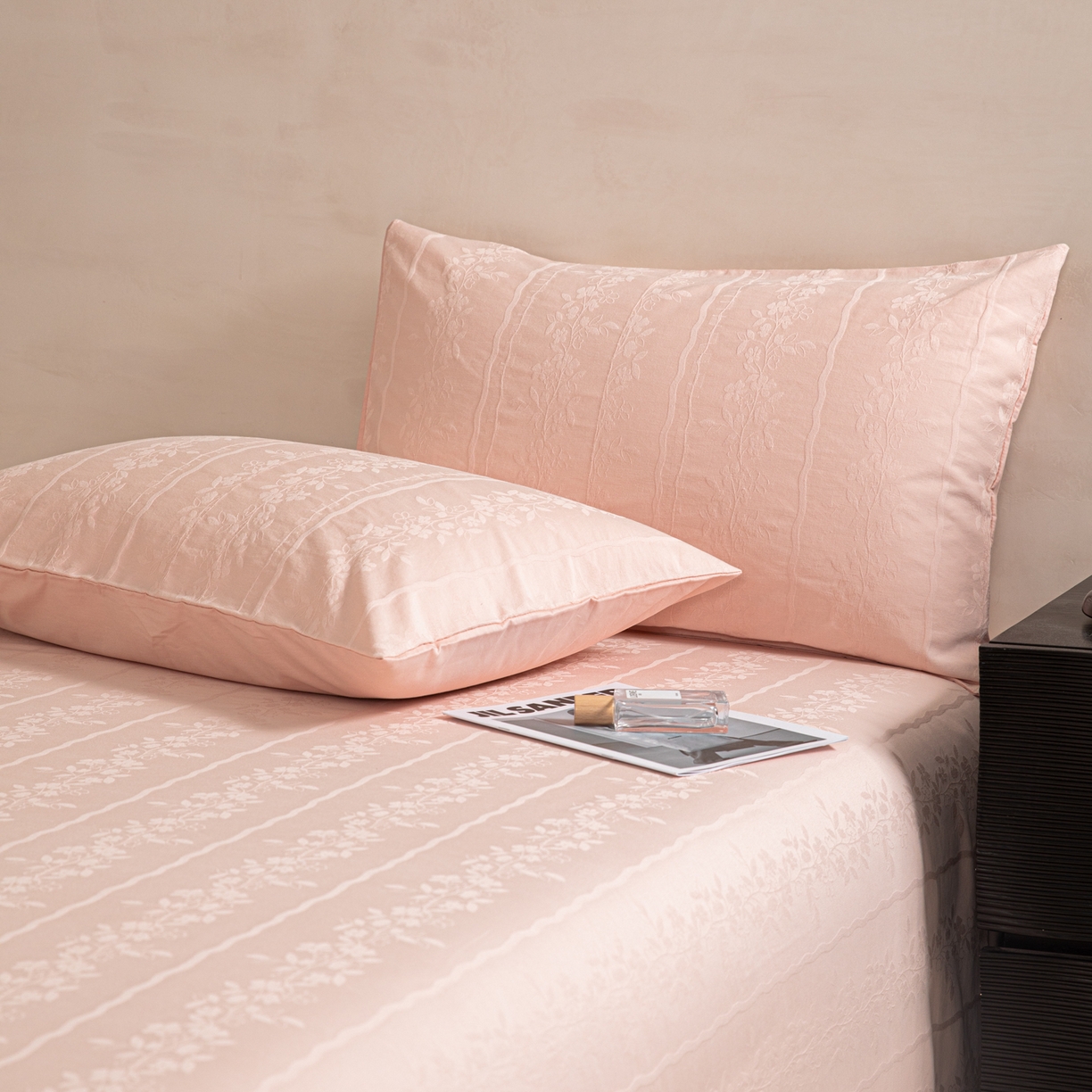 91家纺网 家纺一手货源 找家纺 眠博士 2026新款60水洗立体提花单枕套 枕套单件 枕套-花间梦-粉