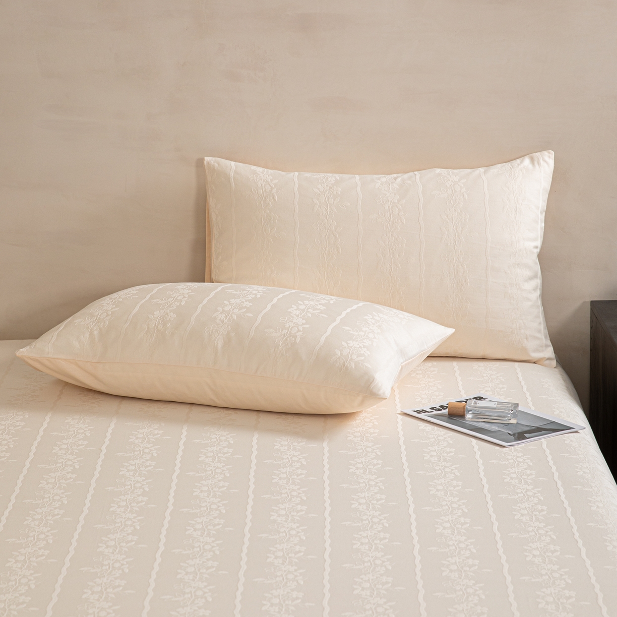 91家纺网 家纺一手货源 找家纺 眠博士 2026新款60水洗立体提花单枕套 枕套单件 枕套-花间梦-奶白