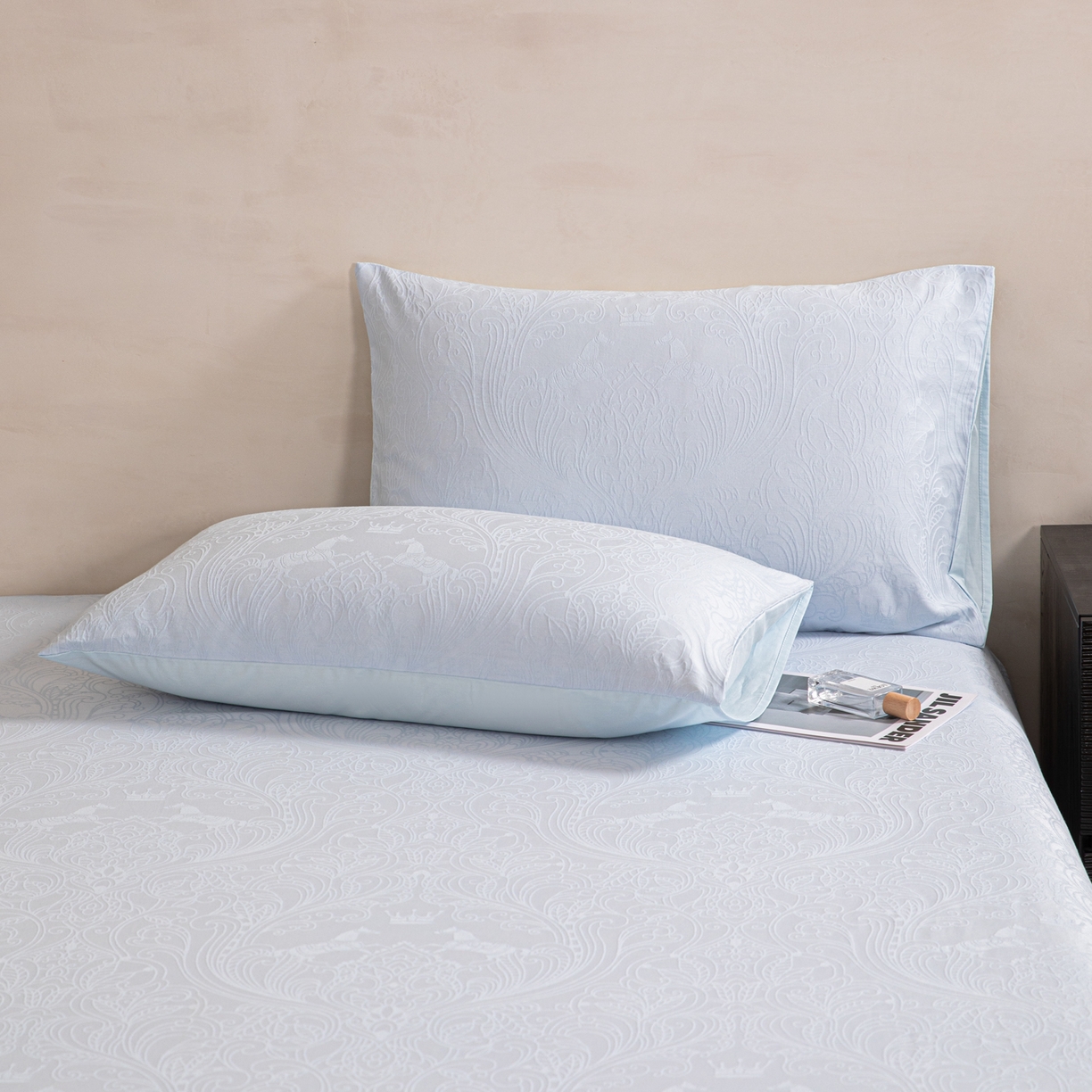 91家纺网 家纺一手货源 找家纺 眠博士 2026新款60水洗立体提花单枕套 枕套单件 枕套-冠马踏云-嫩蓝