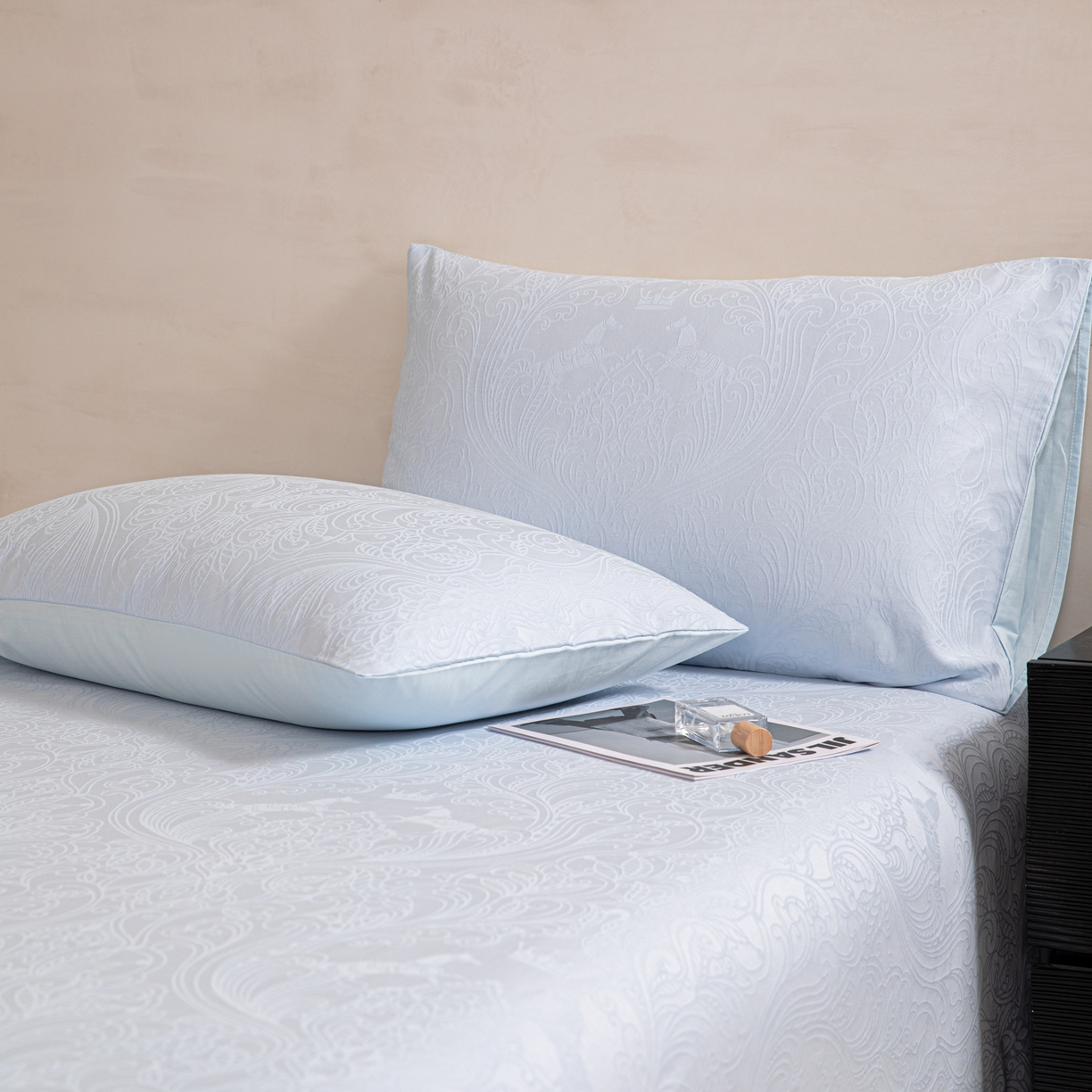 91家纺网 家纺一手货源 找家纺 眠博士 2026新款60水洗立体提花单枕套 枕套单件 枕套-冠马踏云-嫩蓝