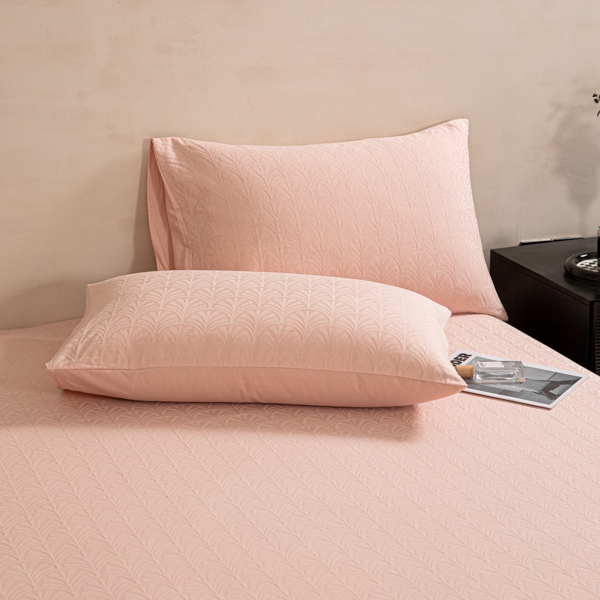 91家纺网 家纺一手货源 找家纺 眠博士 2026新款60水洗立体提花单枕套 枕套单件 枕套-杏影-粉