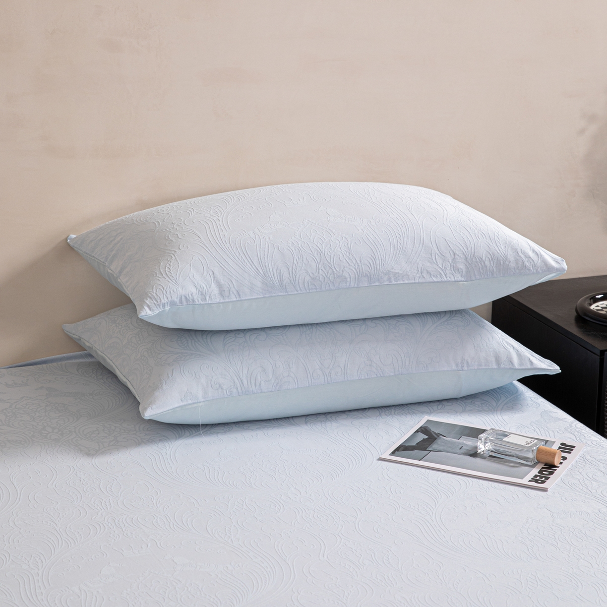 91家纺网 家纺一手货源 找家纺 眠博士 2026新款60水洗立体提花单枕套 枕套单件 枕套-冠马踏云-嫩蓝