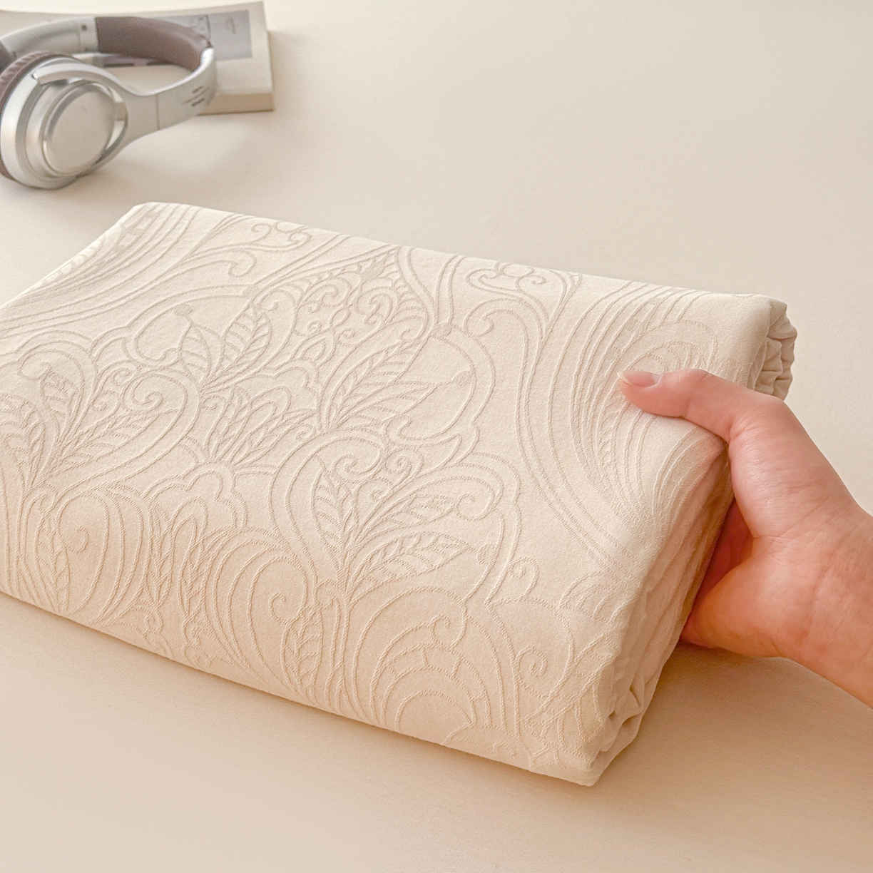 91家纺网 家纺一手货源 找家纺 眠博士 2026新款60水洗立体提花单枕套 枕套单件 枕套-冠马踏云-奶白