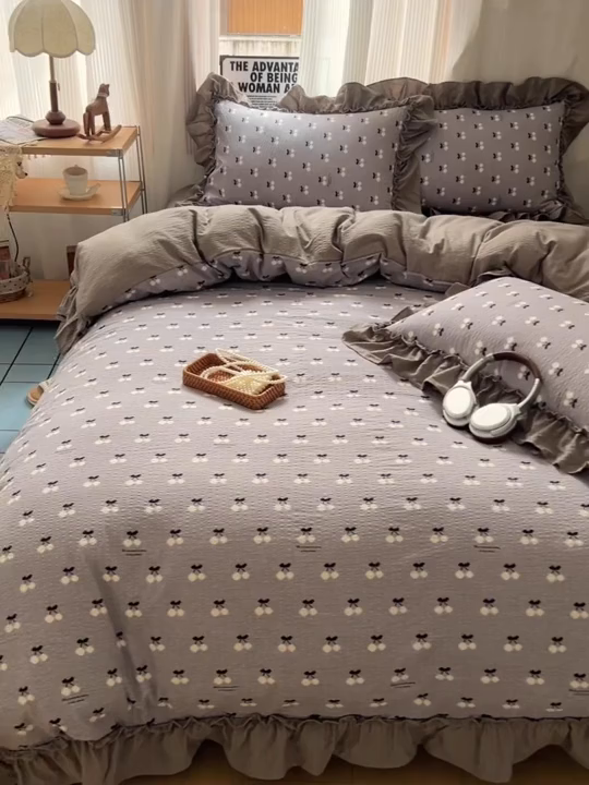 91家纺网 家纺一手货源 找家纺 2026新款泡芙纱花边四件套 灰樱桃