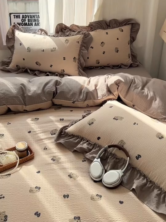 91家纺网 家纺一手货源 找家纺 2026新款泡芙纱花边四件套 咖啡小猫