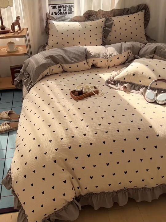 91家纺网 家纺一手货源 找家纺 2026新款泡芙纱花边四件套 咖爱心