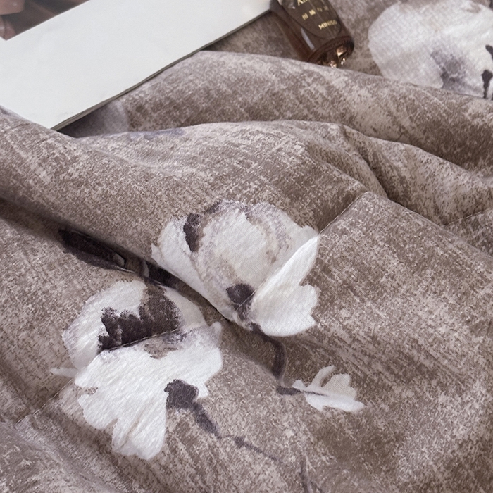 91家纺网 家纺一手货源 找家纺 中国龙家纺 2026新款木棉皱皱纱单夏被被子被芯 棕调花影