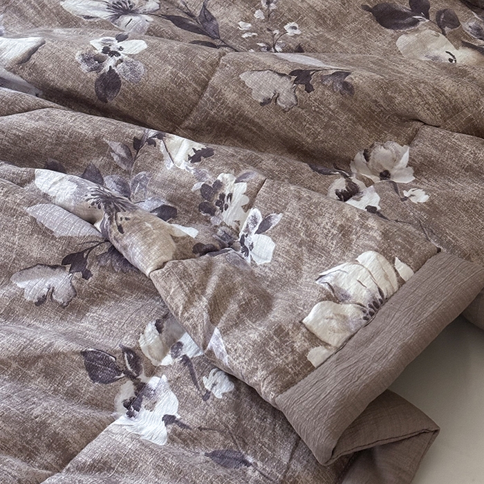 91家纺网 家纺一手货源 找家纺 中国龙家纺 2026新款木棉皱皱纱单夏被被子被芯 棕调花影