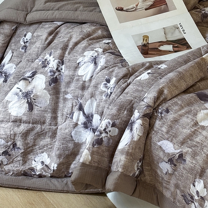 91家纺网 家纺一手货源 找家纺 中国龙家纺 2026新款木棉皱皱纱单夏被被子被芯 棕调花影