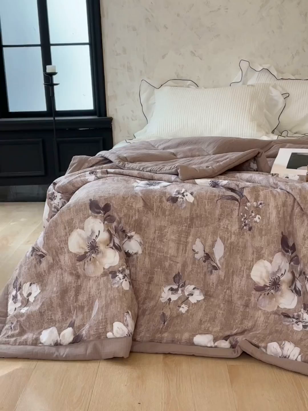 91家纺网 家纺一手货源 找家纺 中国龙家纺 2026新款木棉皱皱纱单夏被被子被芯 棕调花影