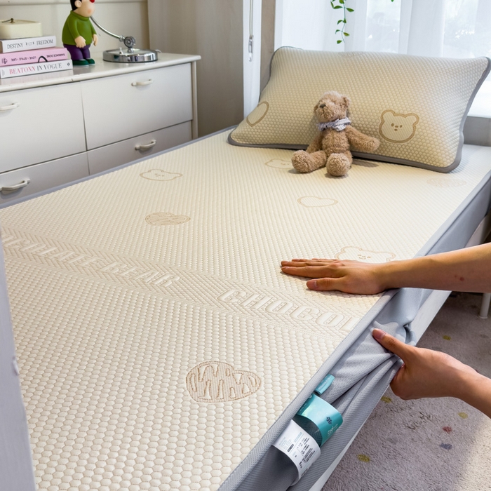 91家纺网 家纺一手货源 找家纺 凯罗 2026新款A类凉豆豆学生宿舍用床席可水洗凉席席子床笠款 爱心小熊-咖-床笠款