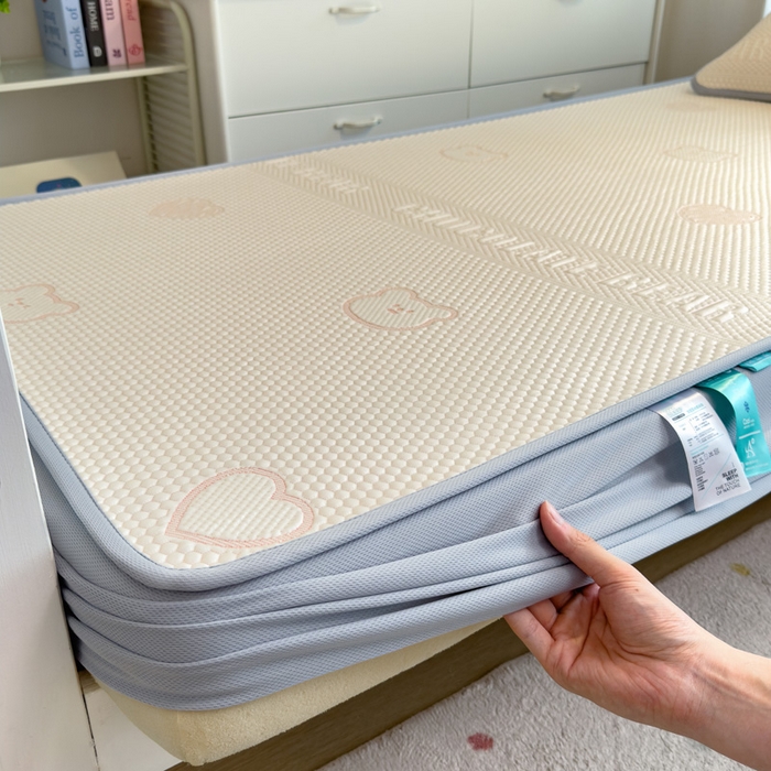 91家纺网 家纺一手货源 找家纺 凯罗 2026新款A类凉豆豆学生宿舍用床席可水洗凉席席子床笠款 爱心小熊-粉-床笠款