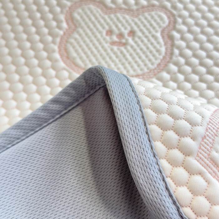 91家纺网 家纺一手货源 找家纺 凯罗 2026新款A类凉豆豆学生宿舍用床席可水洗凉席席子床笠款 爱心小熊-粉-床笠款