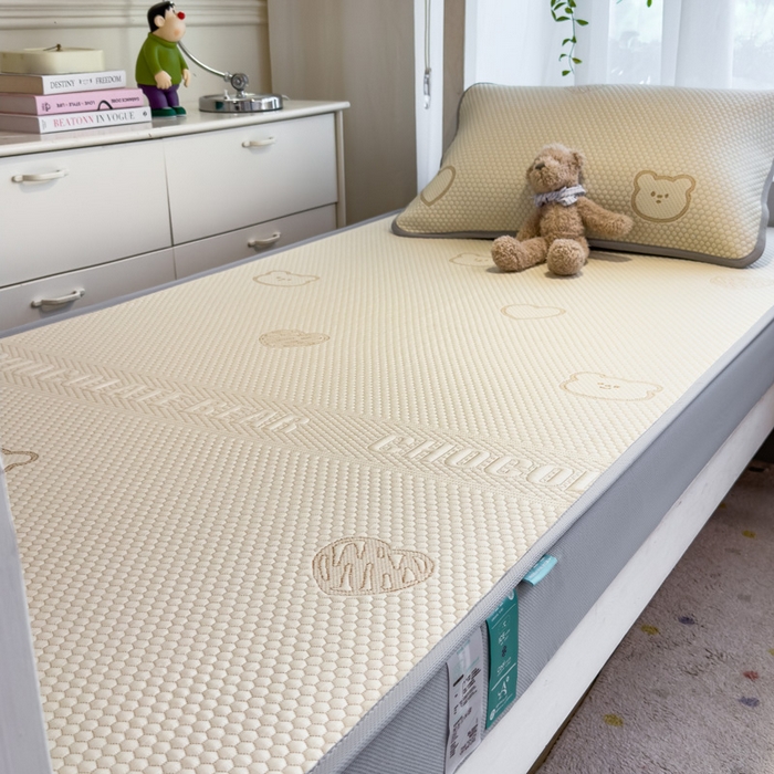 91家纺网 家纺一手货源 找家纺 凯罗 2026新款A类凉豆豆学生宿舍用床席可水洗凉席席子床笠款 爱心小熊-咖-床笠款