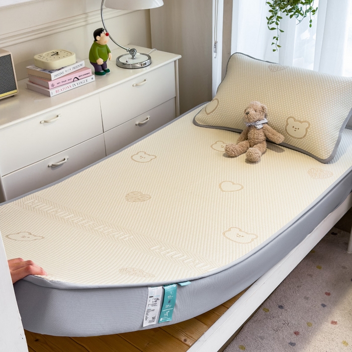 91家纺网 家纺一手货源 找家纺 凯罗 2026新款A类凉豆豆学生宿舍用床席可水洗凉席席子床笠款 爱心小熊-咖-床笠款