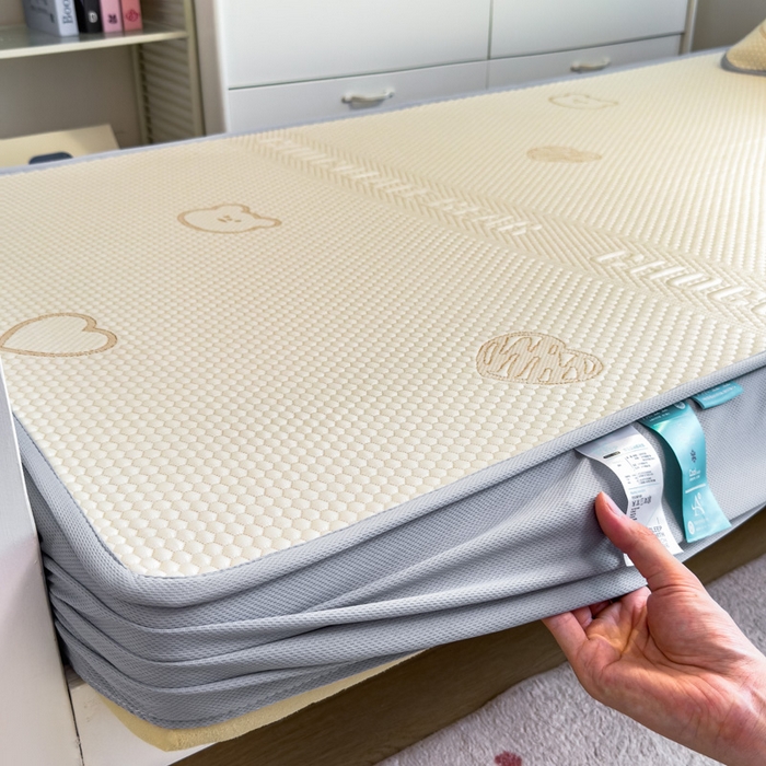 91家纺网 家纺一手货源 找家纺 凯罗 2026新款A类凉豆豆学生宿舍用床席可水洗凉席席子床笠款 爱心小熊-咖-床笠款