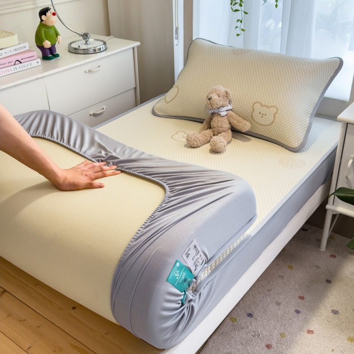 91家纺网 家纺一手货源 找家纺 凯罗 2026新款A类凉豆豆学生宿舍用床席可水洗凉席席子床笠款 爱心小熊-咖-床笠款