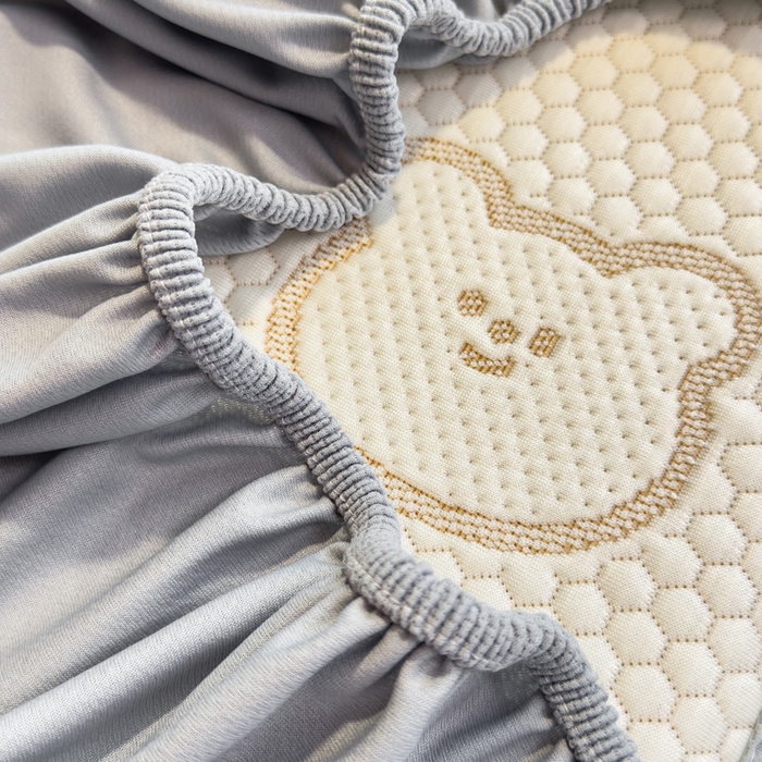 91家纺网 家纺一手货源 找家纺 凯罗 2026新款A类凉豆豆学生宿舍用床席可水洗凉席席子床笠款 爱心小熊-咖-床笠款