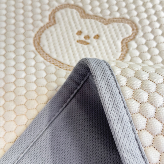 91家纺网 家纺一手货源 找家纺 凯罗 2026新款A类凉豆豆学生宿舍用床席可水洗凉席席子床笠款 爱心小熊-咖-床笠款