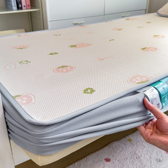 91家纺网 家纺一手货源 找家纺 凯罗 2026新款A类凉豆豆学生宿舍用床席可水洗凉席席子床笠款 波点草莓-床笠款