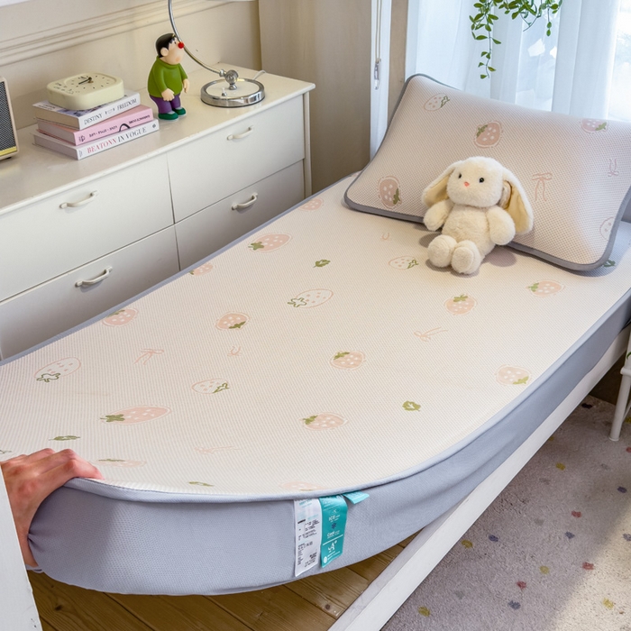 91家纺网 家纺一手货源 找家纺 凯罗 2026新款A类凉豆豆学生宿舍用床席可水洗凉席席子床笠款 波点草莓-床笠款