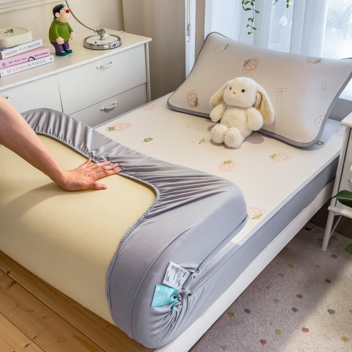 91家纺网 家纺一手货源 找家纺 凯罗 2026新款A类凉豆豆学生宿舍用床席可水洗凉席席子床笠款 波点草莓-床笠款