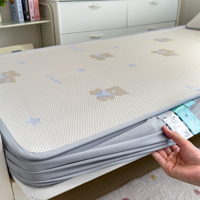 91家纺网 家纺一手货源 找家纺 凯罗 2026新款A类凉豆豆学生宿舍用床席可水洗凉席席子床笠款 布丁萌萌熊-床笠款