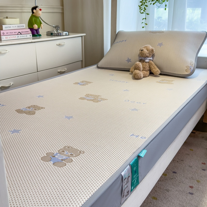 91家纺网 家纺一手货源 找家纺 凯罗 2026新款A类凉豆豆学生宿舍用床席可水洗凉席席子床笠款 布丁萌萌熊-床笠款