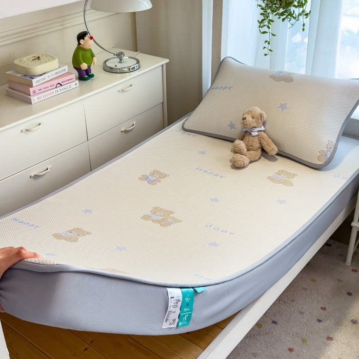 91家纺网 家纺一手货源 找家纺 凯罗 2026新款A类凉豆豆学生宿舍用床席可水洗凉席席子床笠款 布丁萌萌熊-床笠款