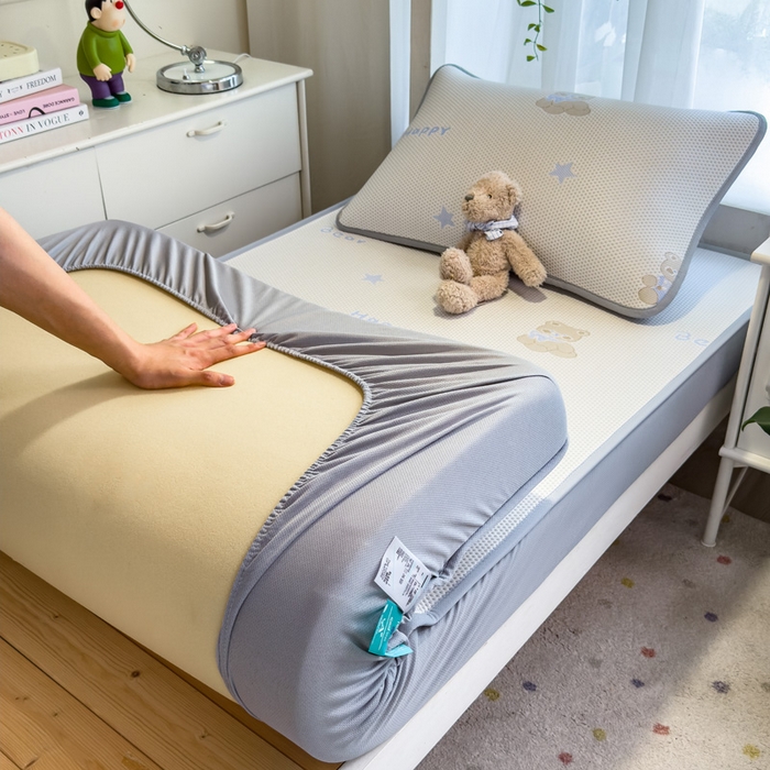 91家纺网 家纺一手货源 找家纺 凯罗 2026新款A类凉豆豆学生宿舍用床席可水洗凉席席子床笠款 布丁萌萌熊-床笠款