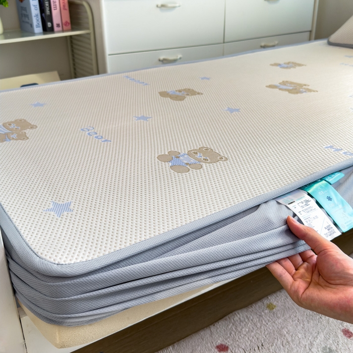 91家纺网 家纺一手货源 找家纺 凯罗 2026新款A类凉豆豆学生宿舍用床席可水洗凉席席子床笠款 布丁萌萌熊-床笠款