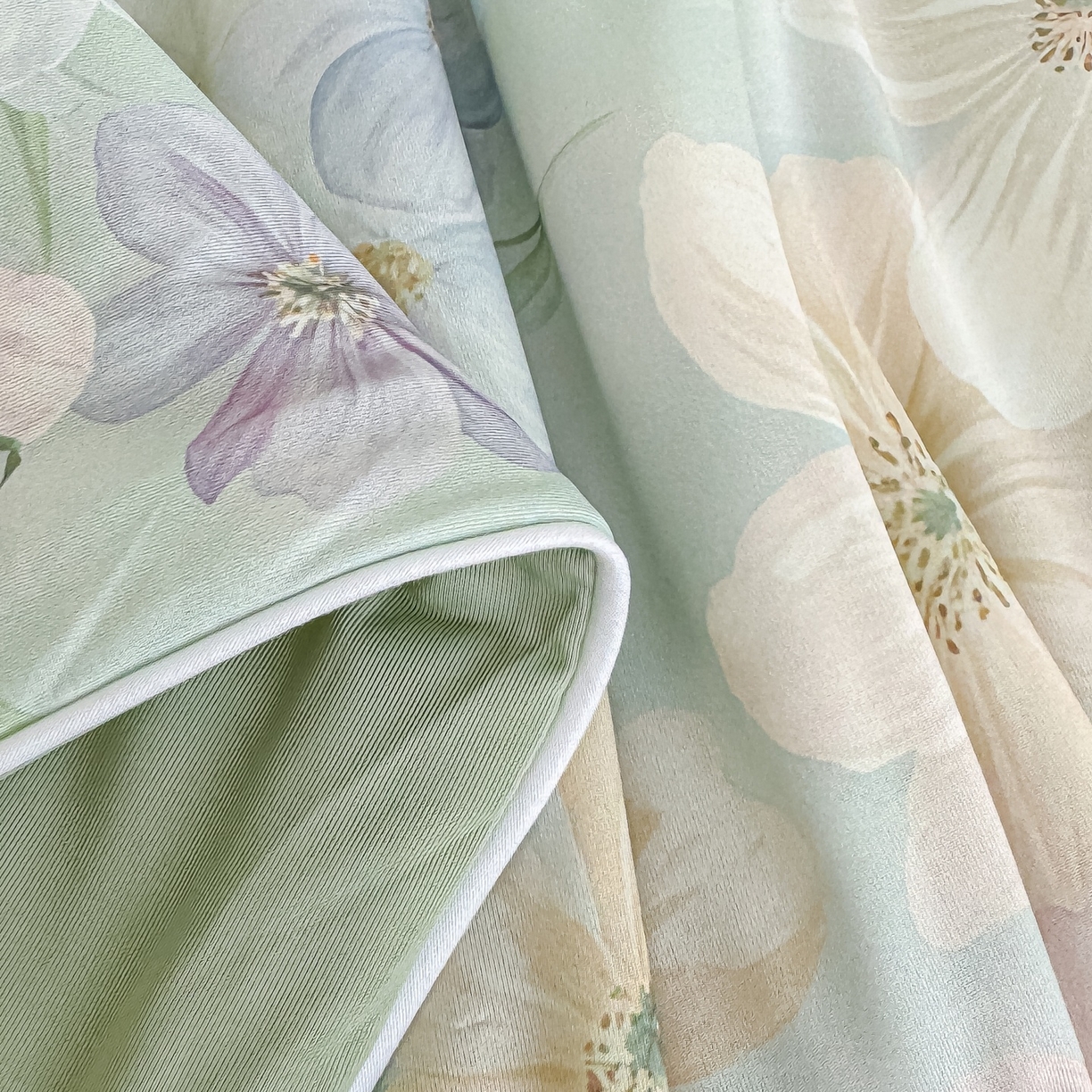 91家纺网 家纺一手货源 找家纺 归属 2026春夏新款数码印花凉感丝夏被夏凉被空调被系列 梦朵（绿）