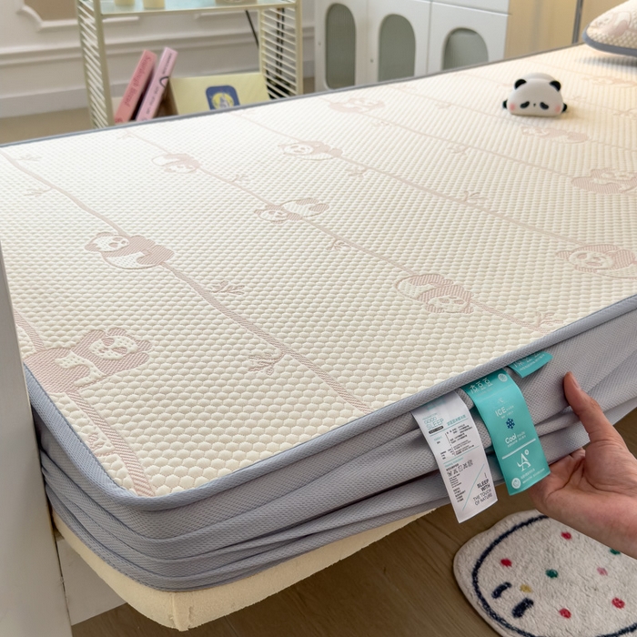 91家纺网 家纺一手货源 找家纺 凯罗 2026新款A类凉豆豆学生宿舍用床席可水洗凉席席子床笠款 敦敦熊-粉-床笠款